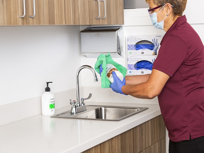 女人擦拭办公桌